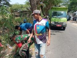 Babinsa Koramil Beji Karya Bakti Bersihkan Sungai