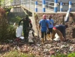 Koramil Gempol-Warga Bersih-Bersih Sungai di Pasuruan