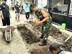 Babinsa dan Warga Kolursari Kolaborasi Bangun Drainase