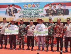 Kapolri dan Panglima TNI Tanam Jagung di Sidoarjo