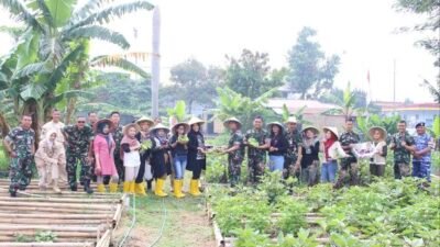 Lanud Husein Sastranegara Panen Sayuran Bersama Warga Bojong Koneng