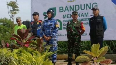 Personel Lanud Husein Sastranegara Berpartisipasi dalam 'Bandung Menanam Jilid VI'