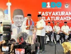 Ridwan Kamil Orang Pertama Terima Buku Karya Agung Laksono