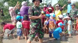 Bangun Cinta Tani Sejak Dini, Danramil Purwodadi Pimpin Anak TK Tanam Padi