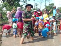 Bangun Cinta Tani Sejak Dini, Danramil Purwodadi Pimpin Anak TK Tanam Padi