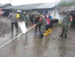 Koramil 0819/24-Polsek-Warga Tutur Bersihkan Selokan di Pasar Nongkojajar
