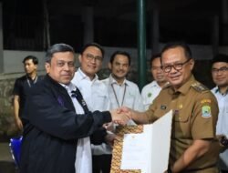 Pj Wali Kota Bekasi Terima Sertifikat Halal dari Kepala BPJPH