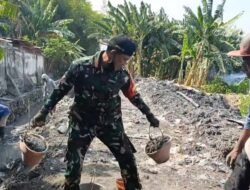 Peduli Lingkungan, Babinsa-Warga Bangil Gotong Royong Bangun Saluran Air