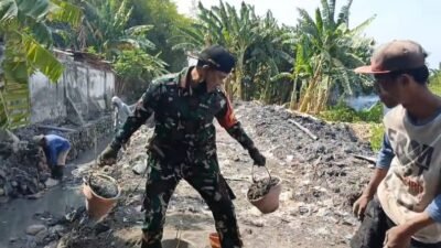 Peduli Lingkungan, Babinsa-Warga Bangil Gotong Royong Bangun Saluran Air