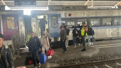 Babinsa Bantu Pemantauan Libur Nataru di Pos Stasiun KA Bangil