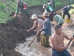 Cegah Banjir Babinsa Pasrepan dan Warga Bersih-bersih Sungai