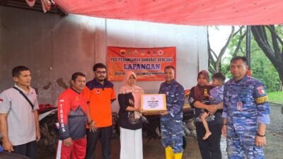 Bantu Korban Bencana di Cianjur, Personel Lanud Husein Sastranegara Tembus Lokasi Terisolir