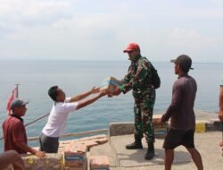 Bentuk Kepedulian, Kodim 0820/Probolinggo Salurkan Ratusan Dos Air Mineral Untuk Masyarakat Desa Gili Ketapang