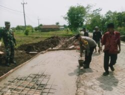 Babinsa dan Bhabinkamtibmas Terjun Langsung Bantu Perbaiki Jembatan dan Selokan