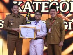 Serahkan Penghargaan KISI, Plt. Bupati Subandi Bangga Sidoarjo Miliki Banyak Inovasi