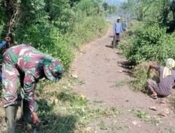 Koramil Wonomerto bersama Masyarakat Melakukan Kerja Bakti Bersihkan Jalan Desa dan Irigasi