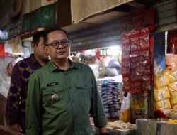 Jelang Nataru, Pj. Wali Kota Bekasi Pantau Harga Bahan Pangan Pokok di Pasar Baru