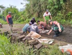 Anggota Koramil Tosari Bersama Warga Gotong Royong Perbaiki Jalan Utama Kecamatan