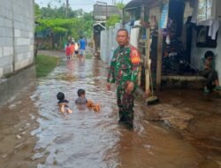 Babinsa Koramil  Winongan Turun Langsung ke Lokasi Banjir