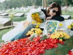 Penuh Tangis, Tamara Tyasmara Rayakan Ultah Dante di Makam