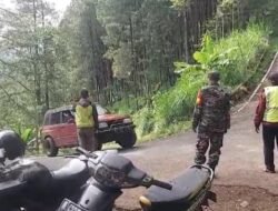 Babinsa Tlogosari-Warga Atur Lalu Lintas di Tikungan Tunggangan