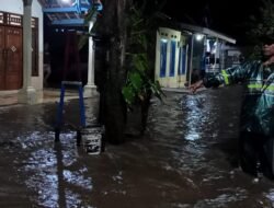 Babinsa Koramil Pohjentrek Monitoring Banjir Usai Hujan Lebat di Pasuruan