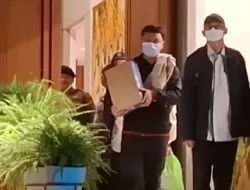KPK Bawa 3 Koper Usai Geledah Rumah Djan Faridz