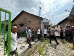 Babinsa 11/Beji Kawal Warga Pengukuran Tanah di Dusun Kesemi