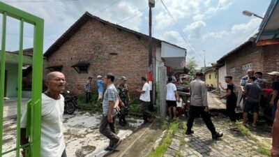 Babinsa 11/Beji Kawal Warga Pengukuran Tanah di Dusun Kesemi