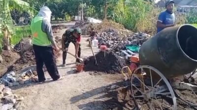 Babinsa Ajak Warga Desa di Pasuruan Bangkitkan Semangat Gotong royong