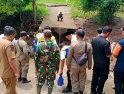 Koramil Sumberasih Tinjau Jembatan Rusak di Desa Sumberbendo