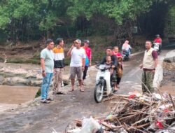Babinsa Kolursari Turut Serta dalam Pencarian Motor Terjatuh di Sungai