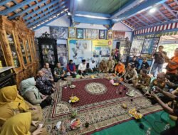 Danramil Paiton  dampingi Bupati Terpilih Takziah dan Serahkan Santunan