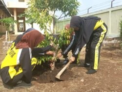 Gerakan Sejuta Pohon, SMP 4 Pasuruan lakukan Penanaman Pohon