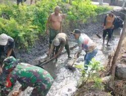 Anggota Koramil  Rembang Gelar Karya Bakti Bersihkan Sungai