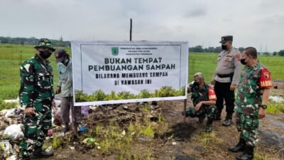 Babinsa Rowogempol Gelar Karya Bakti Kebersihan Lingkungan