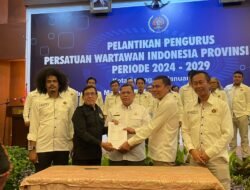 Ketum PWI Pusat Hendry Ch Bangun Lantik Pengurus PWI Banten