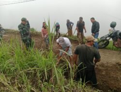 Babinsa Tosari bersama Warga Gotong Royong Perbaiki Jalan