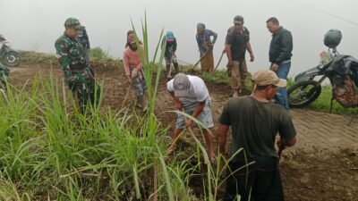Babinsa Tosari bersama Warga Gotong Royong Perbaiki Jalan