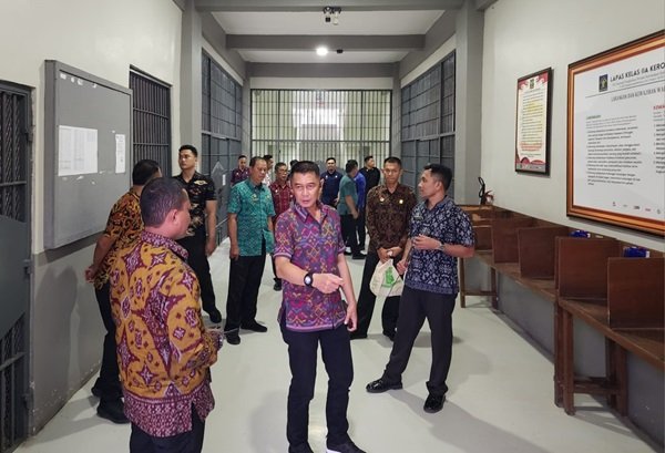 Pastikan Lapas Aman, Kalapas Kerobokan Monitoring Lapangan