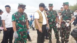 Pangdam Zamroni Pimpin Prajurit Udayana Bersihkan Pantai Kuta