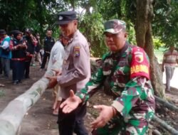 Sinergi, Polisi Bersama TNI dan Warga Bersihkan Sisa Material Banjir di Probolinggo