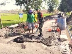 Babinsa Desa Tidu  Kerja Bakti Perbaiki Jalan Kampung