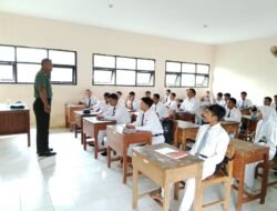 Danramil Winongan Beri Wawasan Kebangsaan ke Siswa SMKN 1
