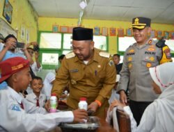 Kapolres Gresik dan Bupati Berbagi Makan Bergizi untuk Siswa