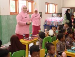 Ketua YKB Jatim Berbagi Makan Bergizi di TK Kemala Bhayangkari