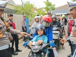 Polres Kediri Kota Beri  Helm SNI untuk Pengendara Roda Dua 
