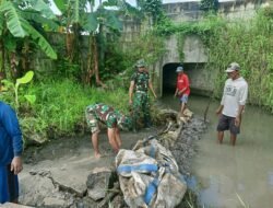Anggota Koramil Rembang gelar Karya Bakti, Perbaiki Saluran Irigasi 