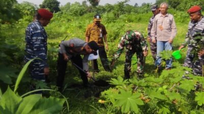 Sinergitas, Polres Probolinggo dan TNI Tanam Pohon Bersama
