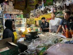 Polisi bersama TPID Kabupaten Bojonegoro Sidak Pasar Tradisional